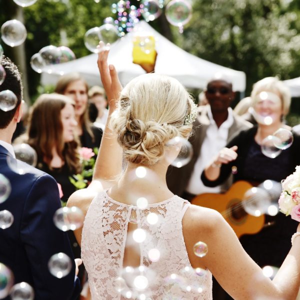 Gäste gratulieren Hochzeitspaar, Seifenblasen